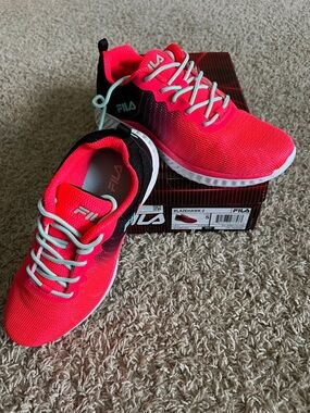NWT Girls Fila shoes (5Y)